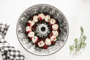 Massa em forma de Bundt com ervas e molho de cranberry