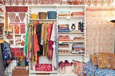 غرفة ملابس بوهو مع منسوجات وسلال منقوشة