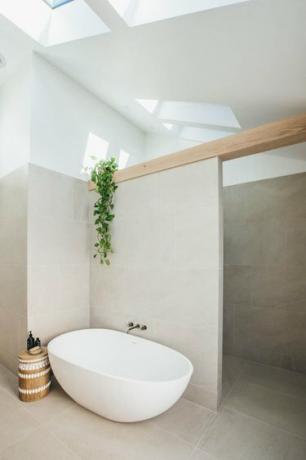 „Bathroom Trends 2021“ ramus SPA vonios kambarys su didele vonia ir aukštomis lubomis