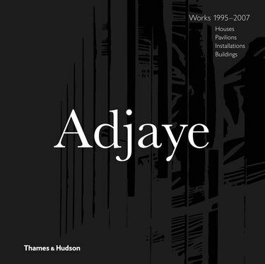 livro com leitura de texto Adjaye