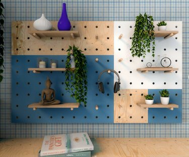 sinivihreä, valkoinen ja puinen seinälauta hyllyillä