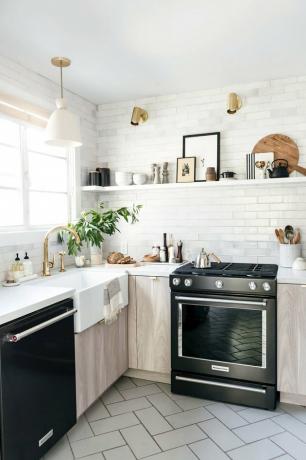 Idéia de azulejo da cozinha com utensílios de aço inoxidável pretos e prateleiras abertas
