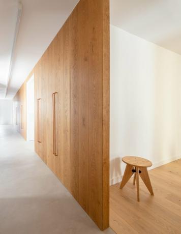 couloir avec portes en bois