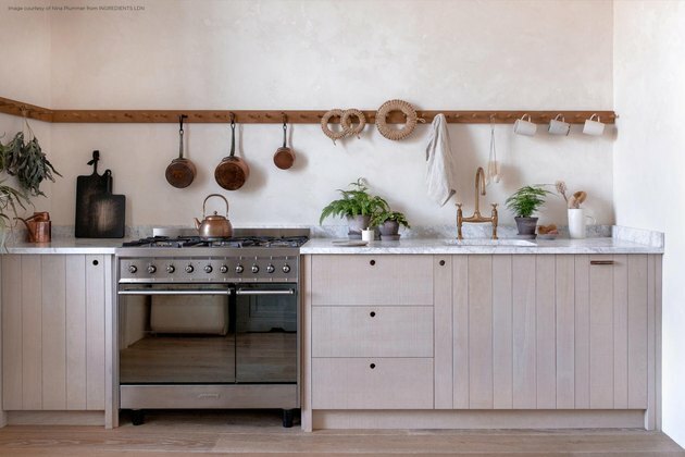 fogão a gás na cozinha natural com suporte para panelas