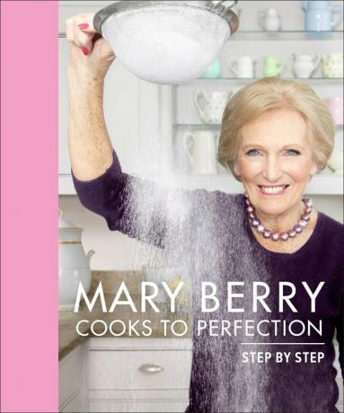 foto de uma pessoa peneirando açúcar de confeiteiro com o título "Mary Berry cozinha até a perfeição, passo a passo"