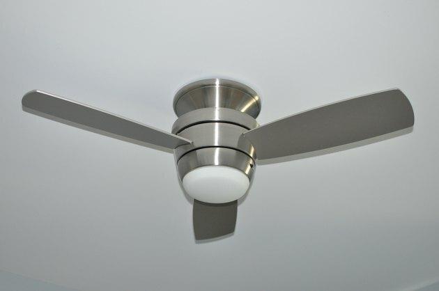 Сребърен метален вентилатор за таван