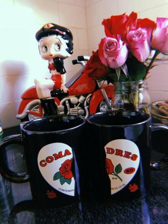 két bögre, a "comadres" kifejezéssel, a háttérben virágok és betty boop figura