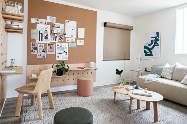 Ideias de organização de home office em hunker house com quadro de cortiça e sofá cinza