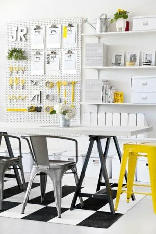 escritório preto, amarelo e prata