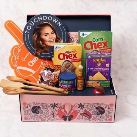 Kit di ricette Cravings x Chex Game Day su bancone in marmo bianco