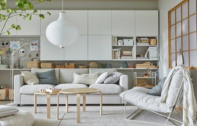 IKEA woonkamer minimalistisch meubilair in beige woonkamer met met witte opbergkasten