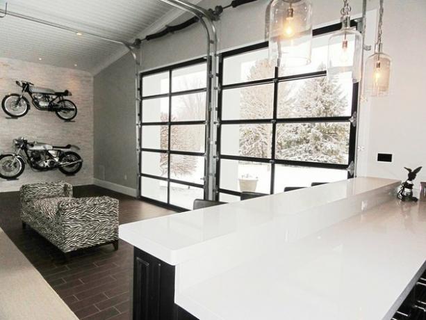 Idéias de bar de garagem com portas de garagem de vidro e motocicletas na parede