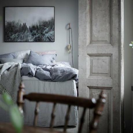 غرفة نوم على الطراز الريفي الاسكندنافي مع لوحة زرقاء رمادية