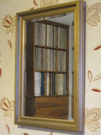 Зеркало, отражающее коллекцию записей.