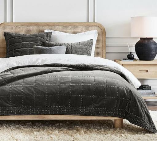 colcha de costura cinza e sham conjunto na cama