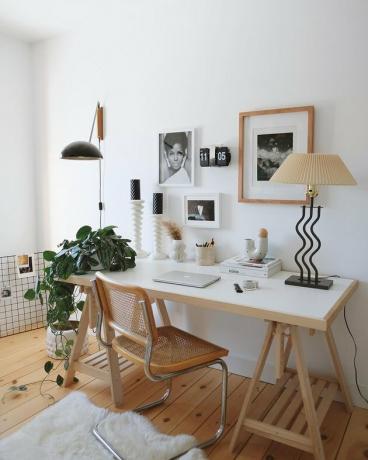 decoração de espaço de escritório, incluindo molduras, velas, lâmpadas e plantas