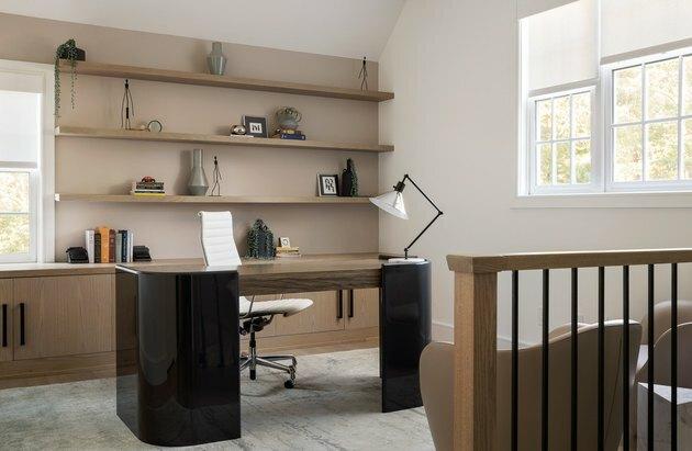ideias de home office masculinas modernas com prateleiras flutuantes