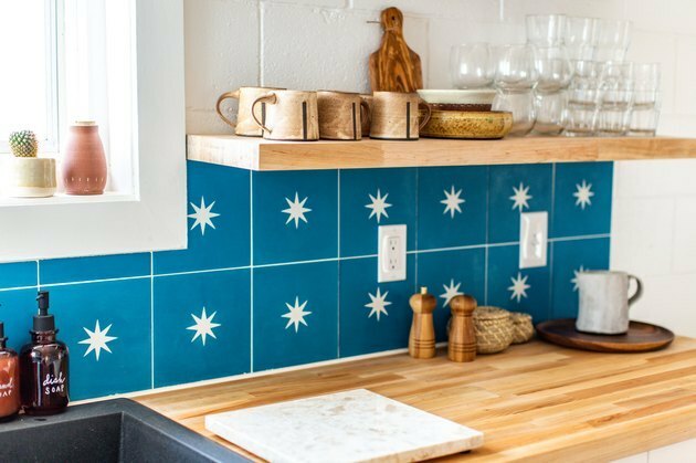 idea cucina con ripiani in legno e scaffalature aperte con alzatina blu