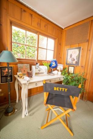 El interior de White's Carmel, CA, hogar con silla y escritorio de director