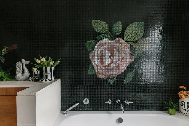 Imagem de flor em azulejo no banheiro