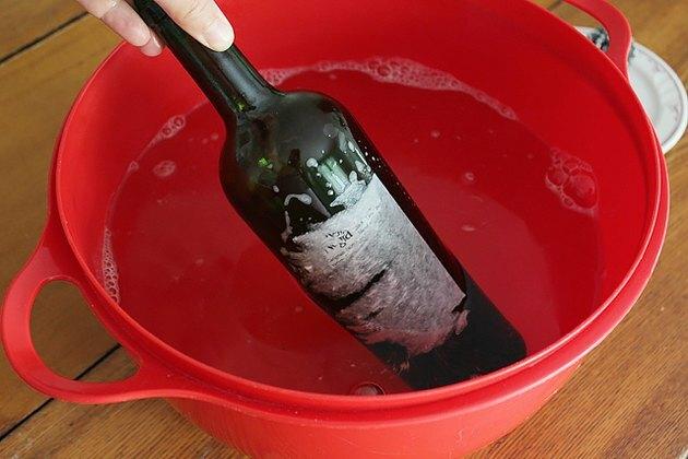 انقع زجاجة النبيذ في الماء والصابون لمدة 15-20 دقيقة.