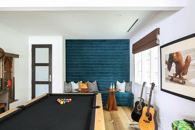 ideias para sala de jogos de garagem com assentos de veludo e mesa de sinuca