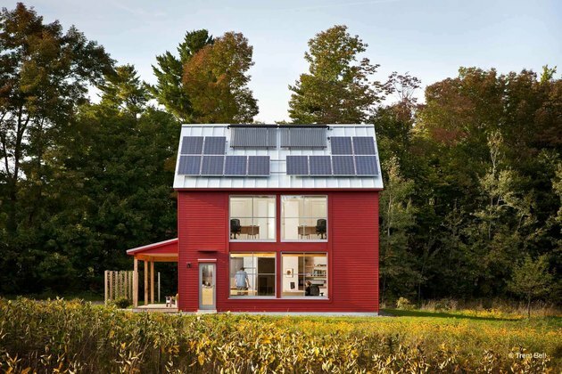 casa modular ecológica vermelha com painéis solares