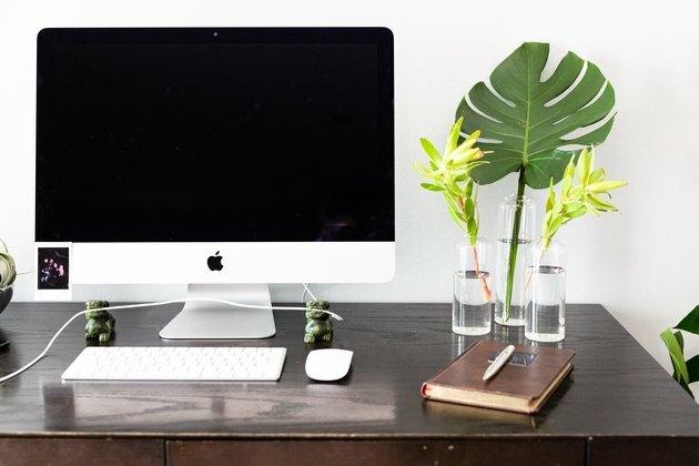 Computador e teclado em uma mesa