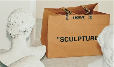 ikea-laukku, jossa kahden rintakuvan välissä sana " veistos".