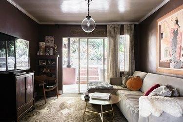 غرفة معيشة انتقائية حديثة مع أريكة رمادية
