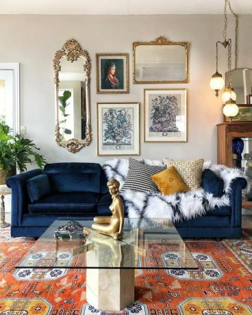 Woonkamer in Hollywood Regency met galeriewand en blauw fluwelen bank