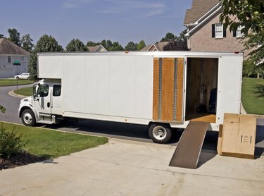 Камион за преместване и съхранение Страничен изглед с отворена врата