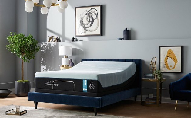 Colchão no estrado da cama azul
