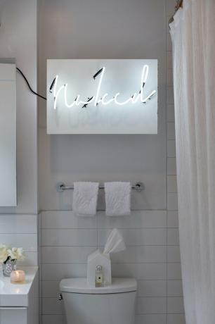 neonreclame in geheel witte badkamer