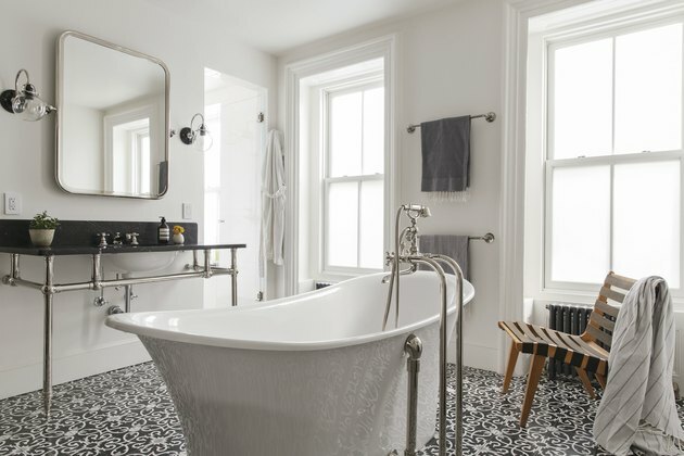 art deco kúpeľňa od Elizabeth Roberts Architecture s voľne stojacou vaňou a umývadlom na konzoly