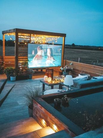 cinema all'aperto con pergola e illuminazione a corda