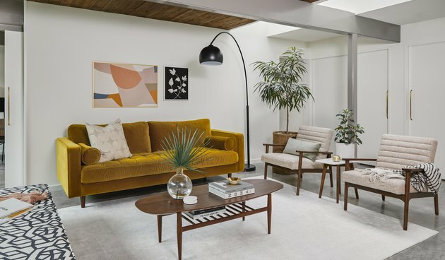 مساحة غرفة المعيشة مع أريكة برتقالية محروقة وكرسيين
