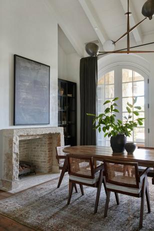 Tratamentos contemporâneos para janelas Cortinas altas cinza-ardósia em uma sala de jantar projetada por Amber Interiors
