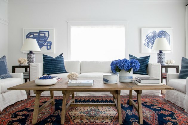 أفكار سجادة غرفة عائلية منقوشة مع سجادة خمر وأريكة بيضاء ووسائد زرقاء