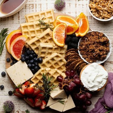 Orchidey a sladký čaj je vegánsky brunch údenársky board