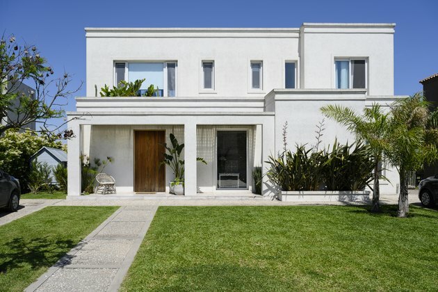 Casa moderna de dois andares e jardim na frente em Buenos Aires