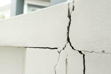 Huisprobleem, bouwprobleem muur gebarsten moet worden gerepareerd
