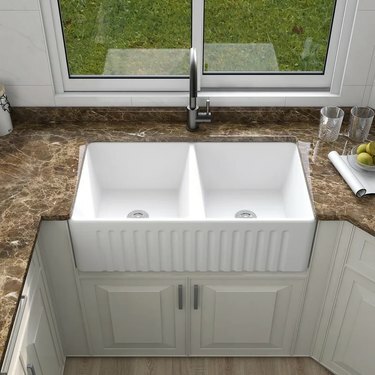 Sudoper sa lavaboom, bijele teksture s dva umivaonika