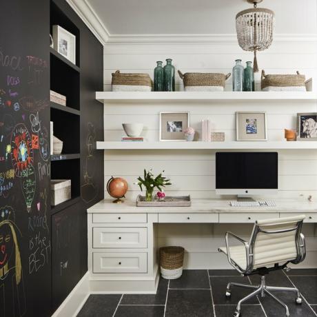 Ideias de organização de mesa com mesa de escritório em casa organizada com gavetas e prateleiras abertas