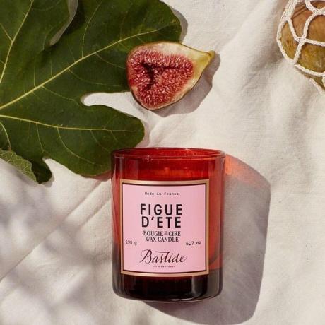 Vela Figue d'Ete de Bastide ao lado de figo e folha verde