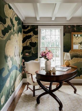 escritório em casa tradicional com mesa oval e papel de parede mural
