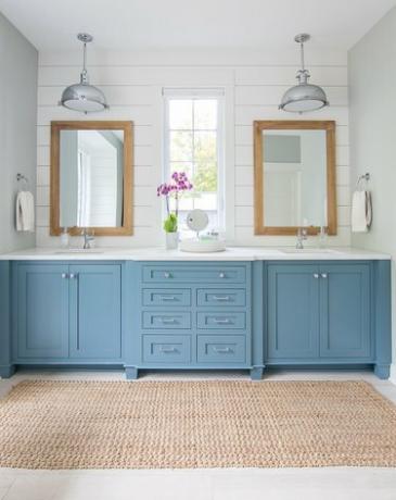 sininen turhamaisuus kiillotetuilla kromi riippuvalaisimilla perinteisessä kylpyhuoneessa