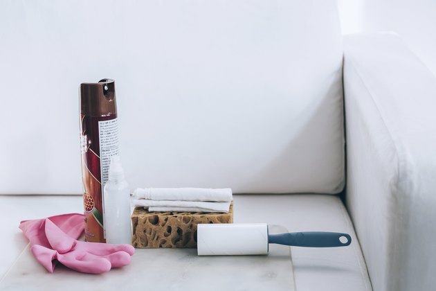 materiais de limpeza, incluindo rolo de fiapos, esponja, spray, pano e lustra-móveis