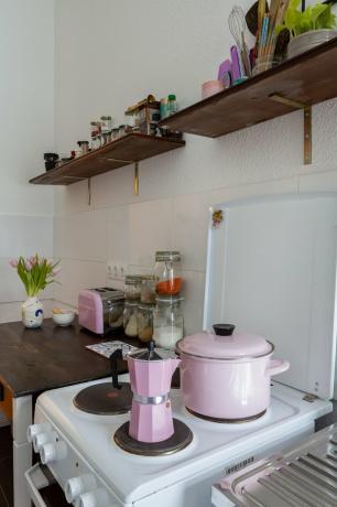 Pops roz și un birou convertit în bucătărie.