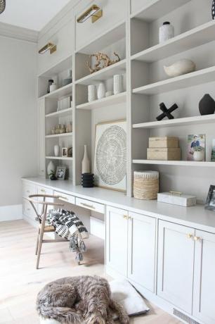 escritório doméstico cinza com objetos embutidos e decorativos